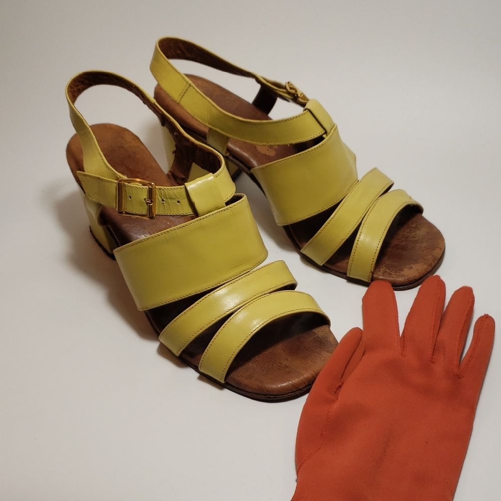 Vintage Womens Yellow Hush Puppies Wide Band Square Heel Sandals